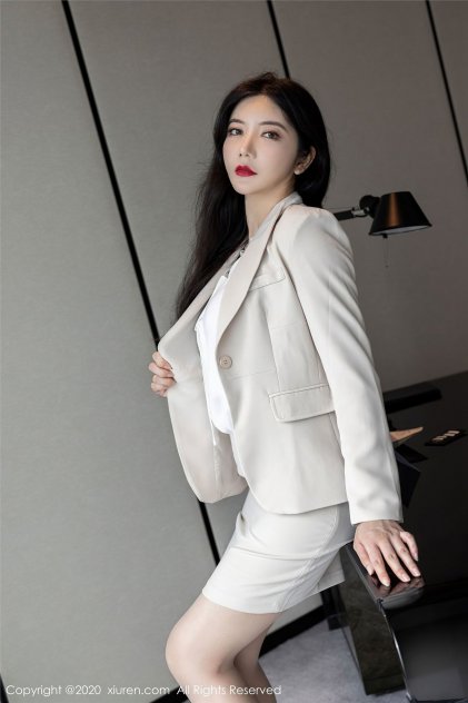 穿粉红色裤子的男孩